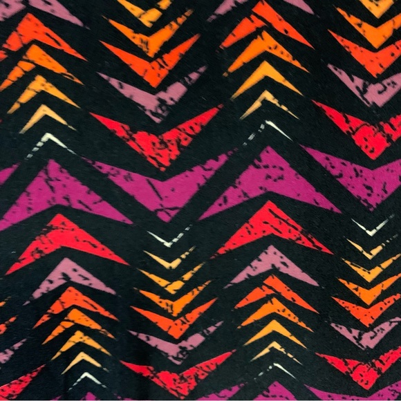 LulaRoe Irma Tunic Womens Small Short Sleeve Shirt Soft Flowy Top Black Triangle - Picture 4 of 10